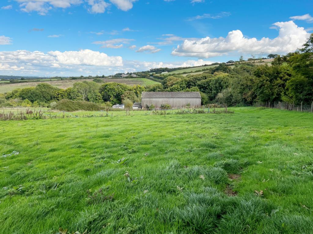 Lot: 90 - FREEHOLD BARN WITH PLANNING FOR RESIDENTIAL CONVERSION ON A PLOT OF EIGHT AND A HALF ACRES - View of freehold barn with planning for sale at auction